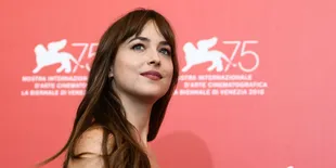 Dikabarkan Hamil Dengan Chris Martin, Ini Tanggapan Dakota Johson