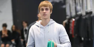 Dikabarkan Menikah, Justin Bieber Cium &#38; Peluk Mesra Hailey Baldwin