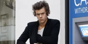 Dikabarkan Pacari Louis Tomlinson, Apa Kata Harry Styles?