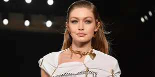 Dikabarkan Putus, Gigi Hadid Tertangkap Keluar Dari Apartemen Zayn Malik