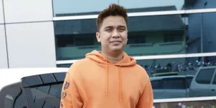 Dikabarkan Putus, Hilda Genggam Erat Tangan Billy Syahputra Saat Dirawat di RS