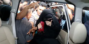 Dikawal Dua Orang, Artis AA Hanya Tertunduk Usai Sidang