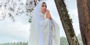 Dikecam Publik Gara-Gara Berenang Bareng Lumba-Lumba, Lucinta Luna Akhirnya Minta Maaf