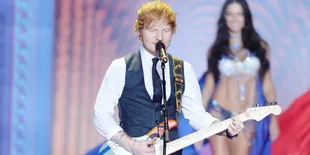 Dikelilingi Banyak Wanita Seksi, Ed Sheeran Keringat Dingin!