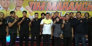 Dikelilingi Pria-Pria Bertubuh Kekar, Apa yang Bikin NH Malah Tersenyum Lebar?