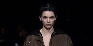 Dikerumuni Paparazzi, Kendall Jenner Nyaris Jatuh di Depan Umum