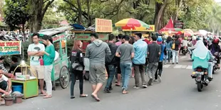 Dilarang Ngabuburit di Jalur Kereta Api! Ternyata Ini Alasannya
