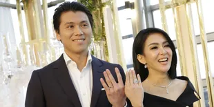 Dimabuk Cinta, Reino Barack Genggam Erat Tangan Syahrini Saat di Dalam Mobil
