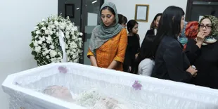Dimakamkan Secara Islam, Ayu Azhari Ikut Mandikan Yana Zein
