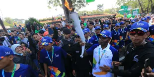 Dimeriahkan Legenda Sepakbola, Kirab Obor Asian Games Jadi Seru Banget!