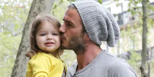 Dinner Bareng Keluarga, Harper Beckham Tampil Cantik & Nge-Pink
