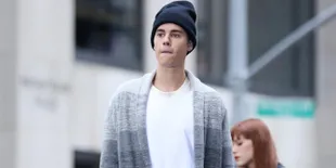 Dinner Romantis, Justin Bieber Tertangkap Cium Hailey Baldwin