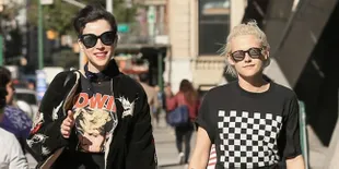 Dinner Romantis, Kristen Stewart &#38; St Vincent Tertangkap Ciuman