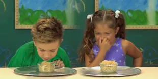 Dipaksa Makan Ubur-Ubur, Reaksi Bocah Bule Ini Bikin Ngakak!