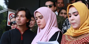 Diperiksa Kasus 'Ikan Asin' di Polda Metro Jaya, Fairuz A Rafiq Didampingi Sang Suami