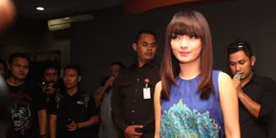 Dipertemukan Dengan Ibunda Vicky Prasetyo dan Deasy Kitaro, Zaskia Marah?
