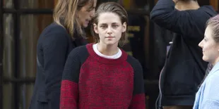 Disambut Bunga, Kristen Stewart Benar-Benar Pacari Wanita Ini?