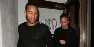 Disorot Kamera, Chrissy Teigen dan John Legend Ciuman Mesra