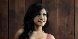 Ditanya Kenal Artis TM, Amel Alvi Senyum Manja