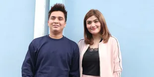 Ditanya Soal Hotman Paris, Hilda Vitria Sibuk Main Ponsel - Banting Pintu Mobil