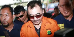 Ditanya Soal Laporan Reza, Gatot Brajamusti Cuma Tersenyum