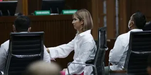 Ditegur Hakim Karena Terlambat 2 Jam, Nia Ramadhani dan Ardi Bakrie Hadiri Sidang Lanjutan Kasus Narkoba Tepat Waktu