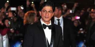 Ditemani Bodyguard, SRK Kepergok Beli Mainan Buat AbRam Khan