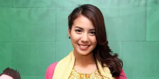 Ditinggal Pembantu Mudik, Tya Aristya Cuci Baju Sendiri
