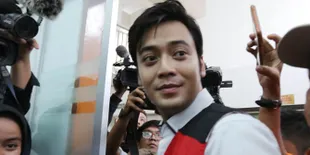 Dituntut 10 Bulan Penjara, Kriss Hatta Bandingkan Kasusnya dengan Jefri Nichol