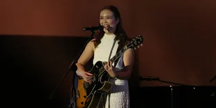 Ditutup Dengan Iringan Histeris Penonton, Laufey Ajak Kembarannya Tampil Saat Akhiri Penampilannya Di Java Jazz 2024