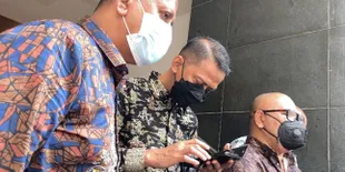 Diwawancara Terkait Kasus Pencemaran Nama Baik, Doddy Sudrajat Bungkam dan Sibuk Main HP