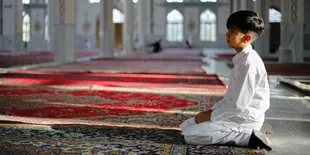 Doa untuk Ayah yang Sudah Meninggal Beserta dengan Artinya, Amalan Jariyah Tidak Terputus