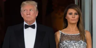 Donald Trump Ngotot Gandeng Tangan Melania, Jadinya Awkward Banget!
