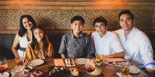 Donna Agnesia Sempat Harus Isoman, Darius Sinatrya Lebih Banyak Habiskan Waktu Bareng Anak-anak