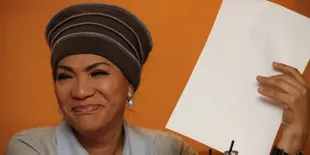 Dorce Gamalama Tak Tahu Soal Cara Sholat Eyang Subur