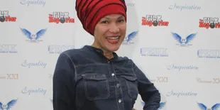 Dorce Temani Ibunda Dewi Perssik Jenguk di Rutan