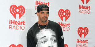 Drake Bawa Rihanna 'Kencan' di Atas Panggung