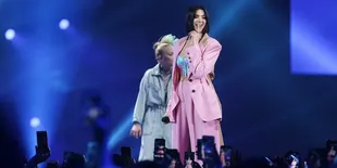 Dua Lipa Tampil Cantik Maksimal di Lazada Super Party