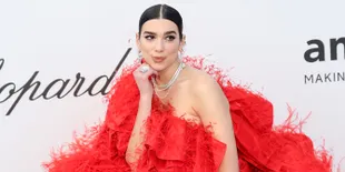 Dua Lipa Tertangkap Keluar dari Apartemen Anwar Adik Gigi Hadid