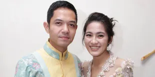 Dude Harlino Diberi Air Kesejukan Oleh Ibunda Alyssa Soebandono