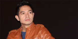 Dude Harlino Hattrick Raih Aktor Favorit Panasonic Awards