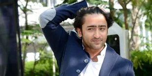 Duduk Santai di Tengah Jalan, Shaheer Sheikh Bikin Fans Histeris