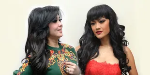 Duel Mukena 'Tenda Pramuka' Syahrini Vs Jupe, Cetar Mana?