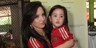 Duo Cantik, Saat Nia Ramadhani & Mikhayla Rebutan Jadi Princess