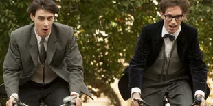 Eddie Redmayne kalahkan Benedict Cumberbatch Dalam Golden Globe