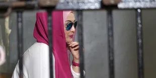 Tunggu Sidang, Edies Adelia Selfie di Ruang Tahanan