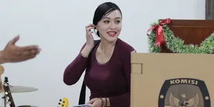 [Eksklusif] Dipenjara, Angelina Sondakh Menjahit Jilbab Hana