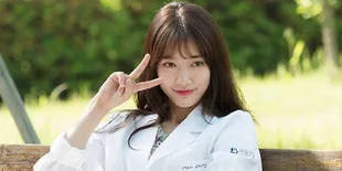Ekspresi Cute Park Shin Hye Saat Dapat Surprise di Lokasi Syuting