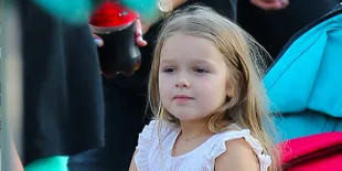 Ekspresi-Ekspresi Lucu Harper Beckham Saat Digandeng Ayahnya