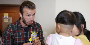 Ekspresi Lucu David Beckham Saat Hibur Anak-Anak di China